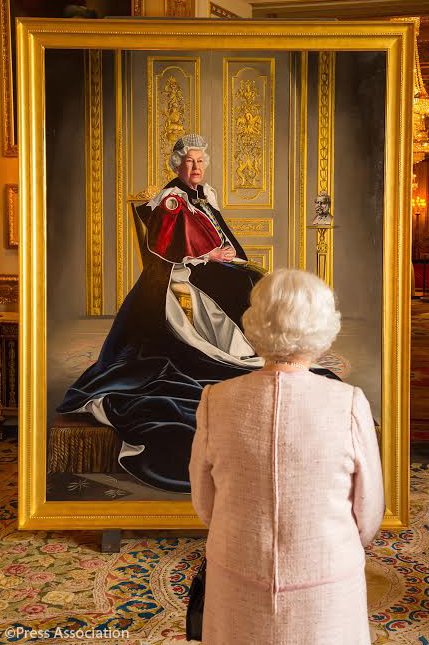 La reina de Inglaterra observa su retrato con un aire teatral