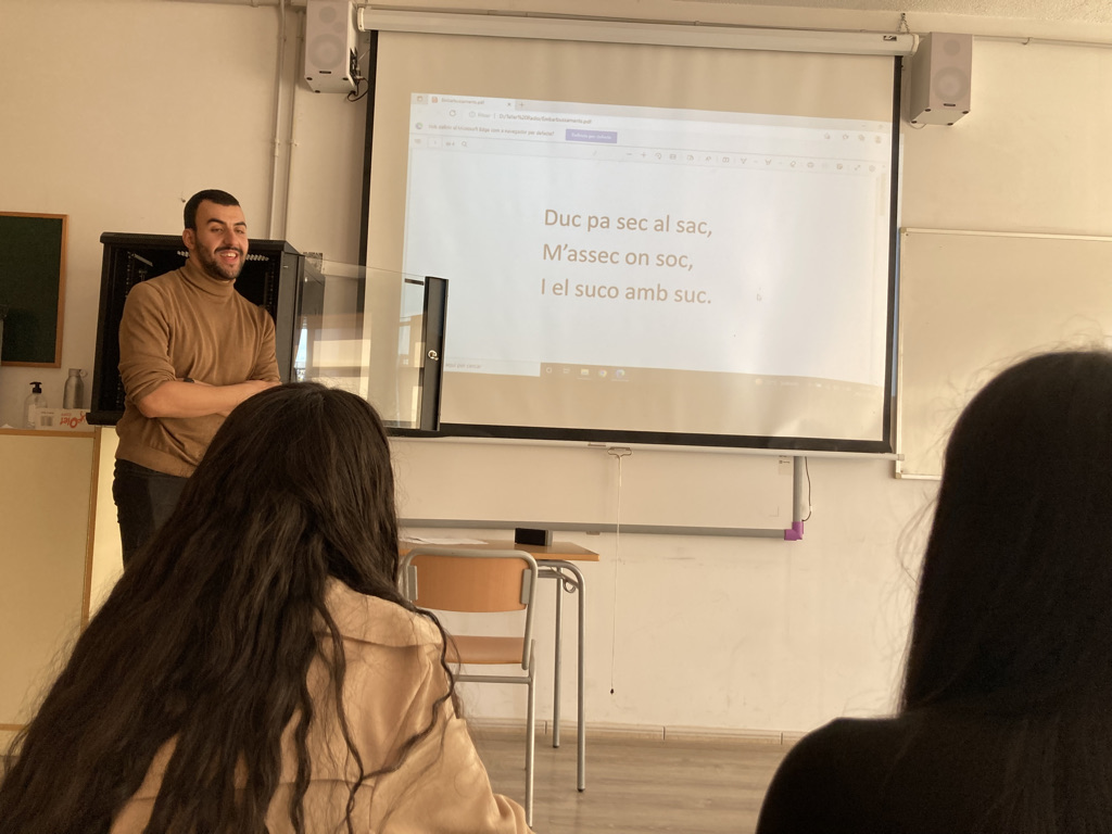 Moha Amazian como profesor invitado El actor
Moha Amazian como profesor invitado n el proyecto AMB VEU PRÒPIA