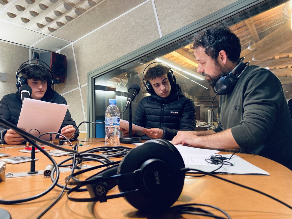 ALUMNES DEL TALLER AMB VEU PRÒPIA A RÀDIO MANLLEU