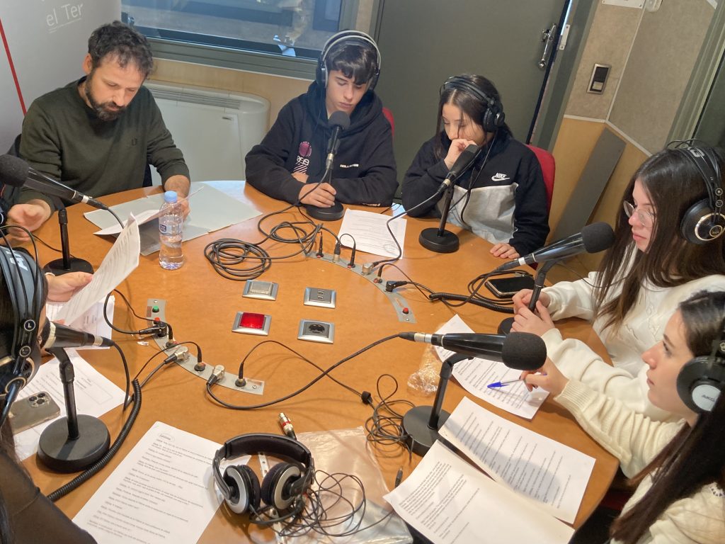 Oriol Casals con alumnos de AMB VEU PROPIA grabando el podcast