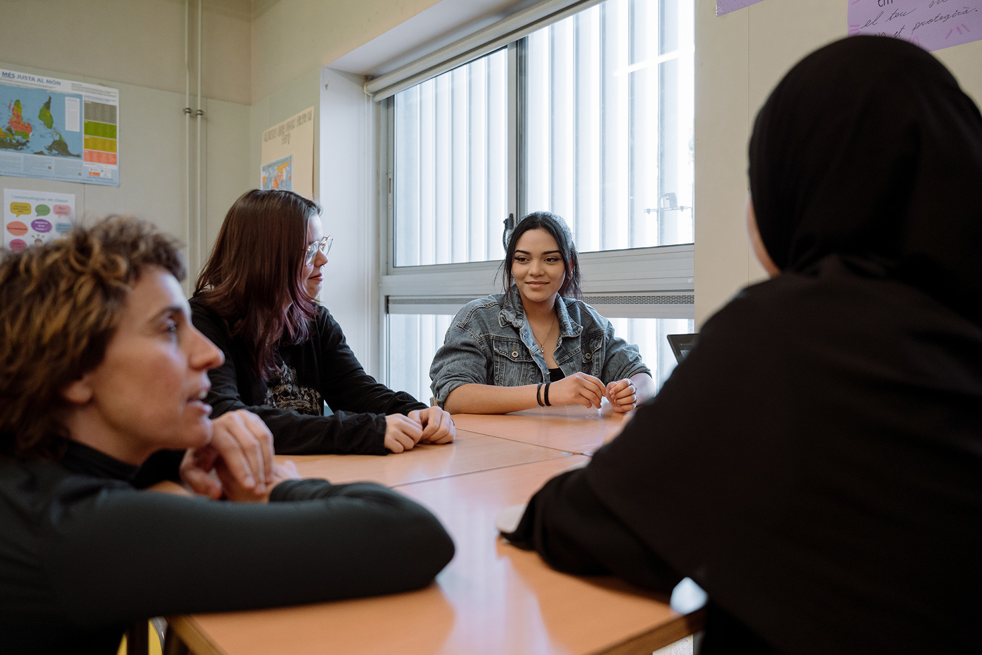 Alumnos trabajando en grupo durante Con Voz Propia en el Institut Vallvera de Salt